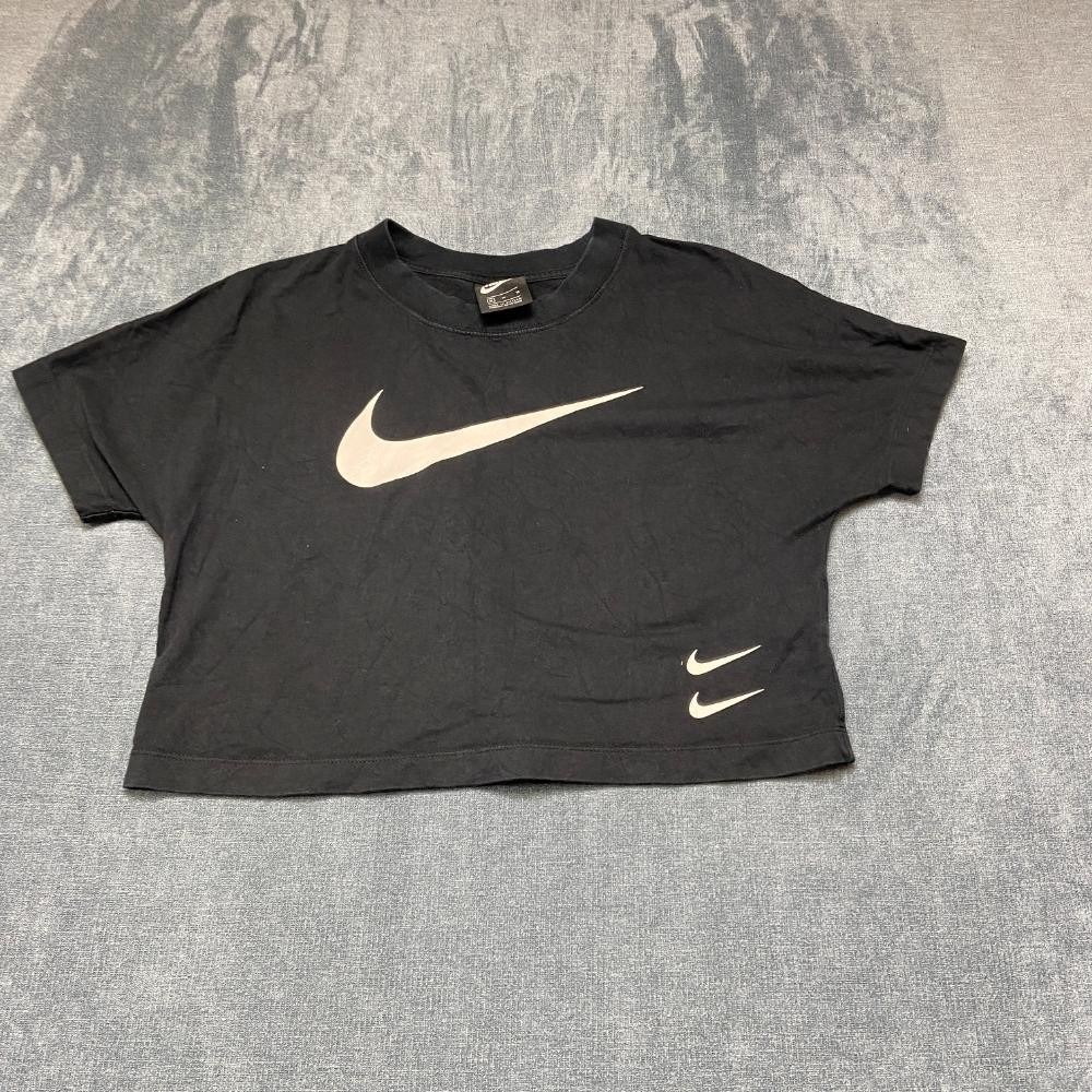 Nike Cropped T-Shirt Womens Medium Black Cotton Swoosh Graphic Dolman Sleeve